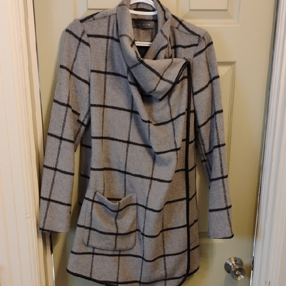 Suzy Shier Black and Gray Checkered Cape
